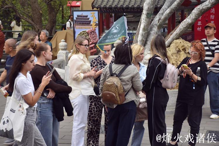 旅游+购物 外国人提着行李箱来“扫货” 旅游+购物 外国人提着行李箱来“扫货”